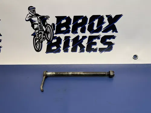 1977 1978 Yamaha IT175 IT 175 Front Wheel Axle
