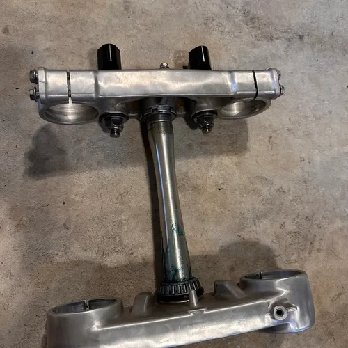 2004 CR 125 Triple Clamps