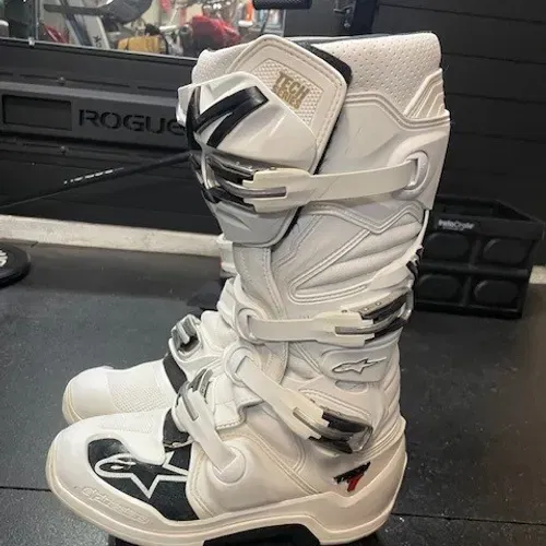 White hotsell alpinestar boots