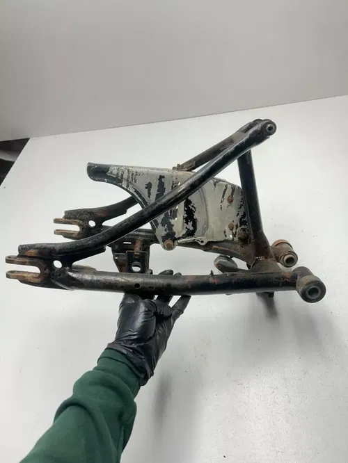 1977 77 Yamaha IT250 it 250 D OEM DAMAGE Swingarm Swing Arm Linkage Guard