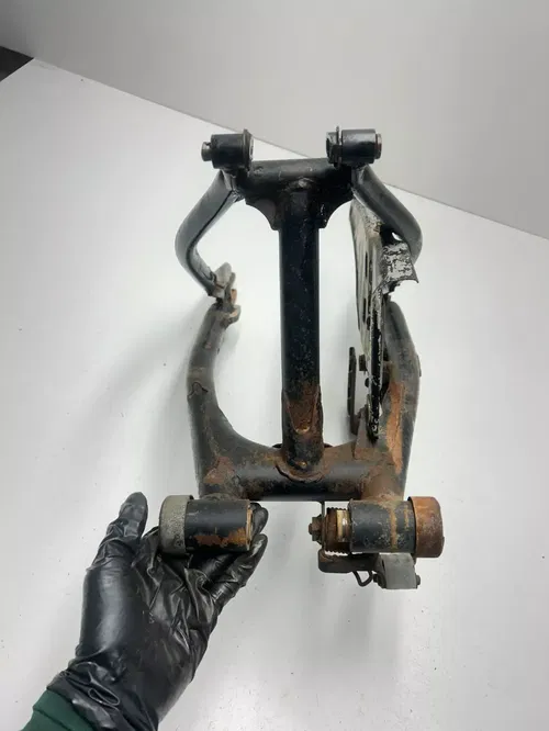 1977 77 Yamaha IT250 it 250 D OEM DAMAGE Swingarm Swing Arm Linkage Guard