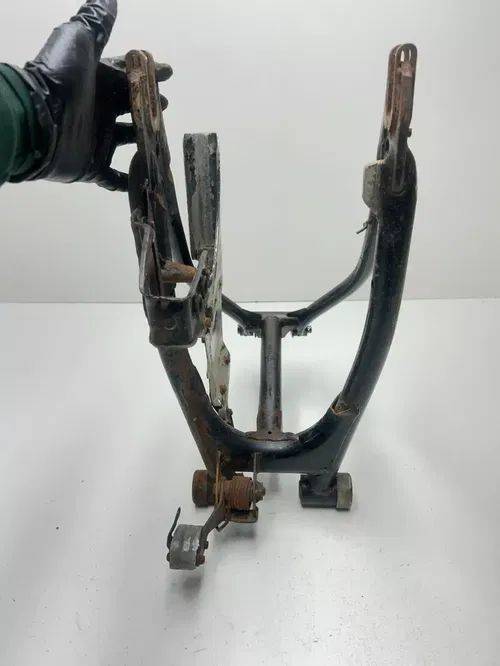 1977 77 Yamaha IT250 it 250 D OEM DAMAGE Swingarm Swing Arm Linkage Guard