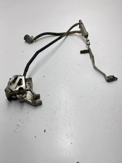 98 1998 Honda Xr400r XR 400 R OEM Rear Back Brake Caliper Master Mount