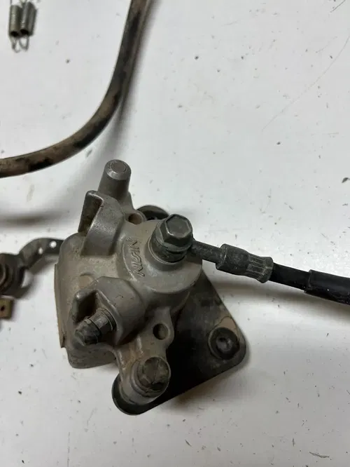01 Yamaha Kodiak 400 4x4 YFM400 GOOD! Rear Back Brake Caliper Master Line Spring