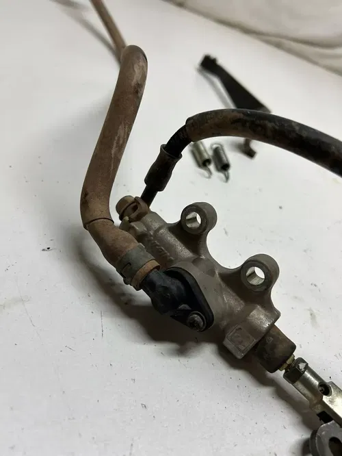 01 Yamaha Kodiak 400 4x4 YFM400 GOOD! Rear Back Brake Caliper Master Line Spring