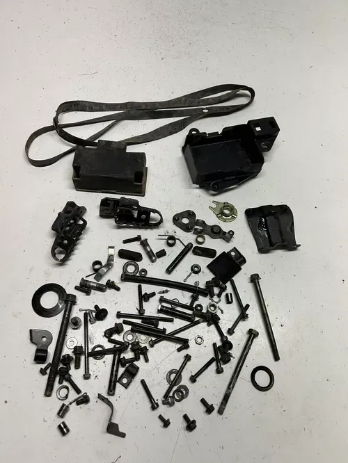 2004 04 YAMAHA TTR 90 ES ttr90 es OEM LOT Boot Hardware Mount Box Peg Nut Washer