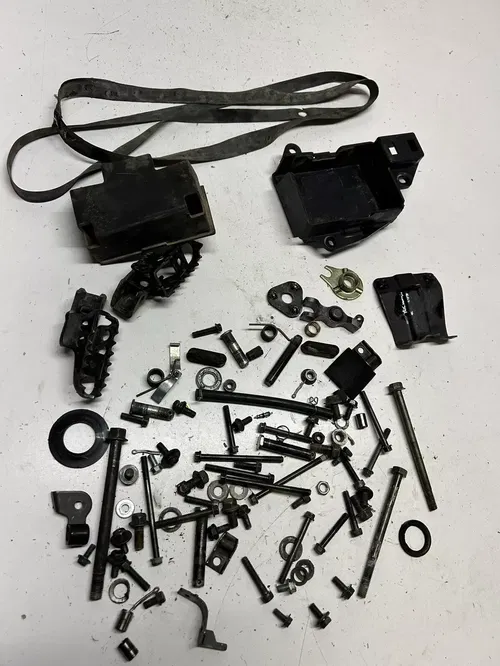 2004 04 YAMAHA TTR 90 ES ttr90 es OEM LOT Boot Hardware Mount Box Peg Nut Washer