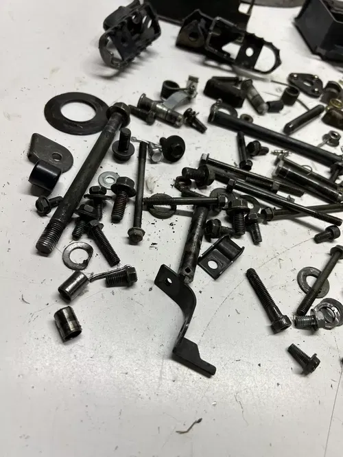 2004 04 YAMAHA TTR 90 ES ttr90 es OEM LOT Boot Hardware Mount Box Peg Nut Washer