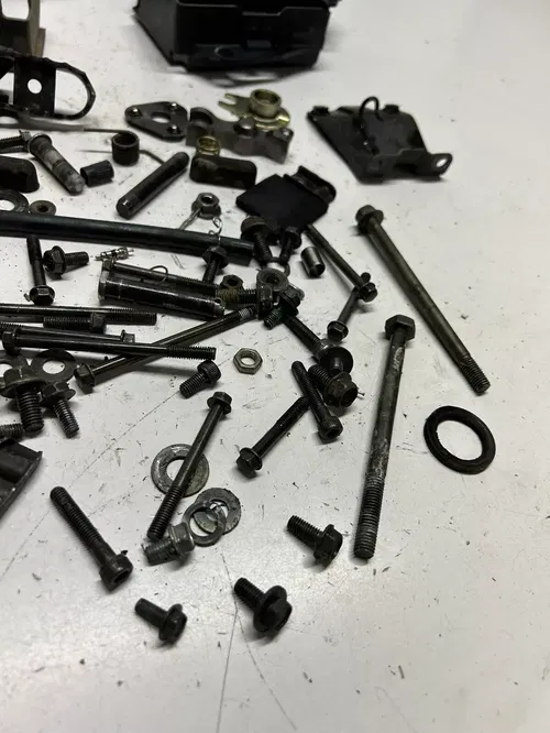 2004 04 YAMAHA TTR 90 ES ttr90 es OEM LOT Boot Hardware Mount Box Peg Nut Washer