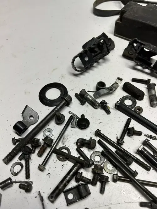 2004 04 YAMAHA TTR 90 ES ttr90 es OEM LOT Boot Hardware Mount Box Peg Nut Washer