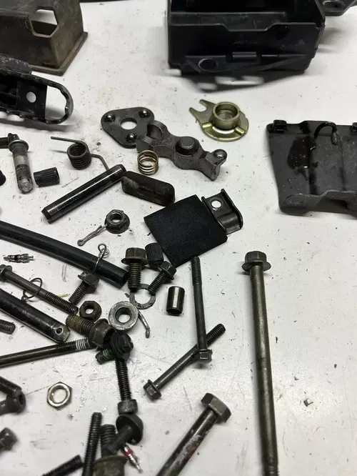 2004 04 YAMAHA TTR 90 ES ttr90 es OEM LOT Boot Hardware Mount Box Peg Nut Washer