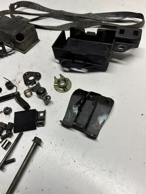 2004 04 YAMAHA TTR 90 ES ttr90 es OEM LOT Boot Hardware Mount Box Peg Nut Washer