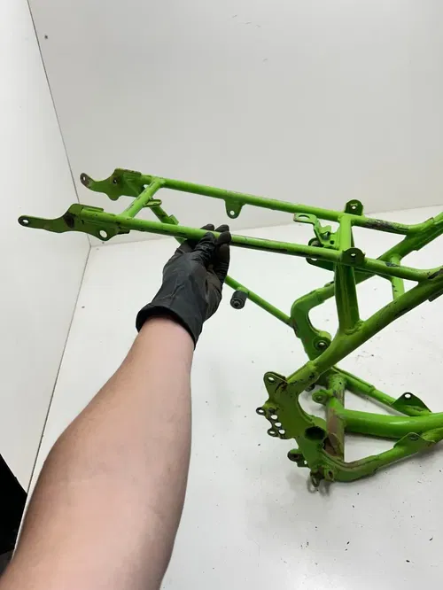 2002 02 Kawasaki kx100 KX 100 D Main Frame Body Assembly Chassis Chassi BOS READ