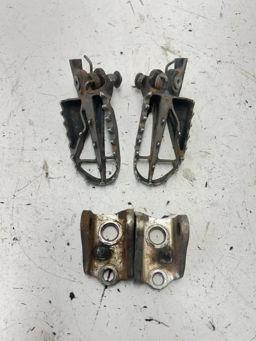 06 2006 Honda Crf 250 r CRF250R OEM LOT GOOD Foot Pegs Footpegs Mount READ