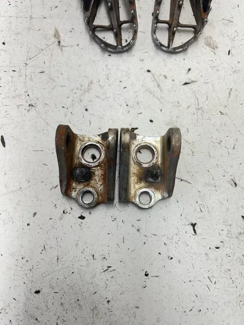 06 2006 Honda Crf 250 r CRF250R OEM LOT GOOD Foot Pegs Footpegs Mount READ