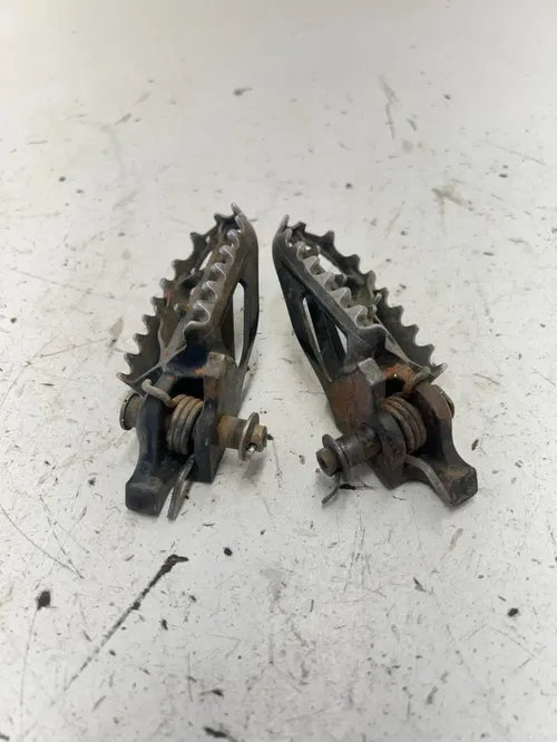 06 2006 Honda Crf 250 r CRF250R OEM LOT GOOD Foot Pegs Footpegs Mount READ