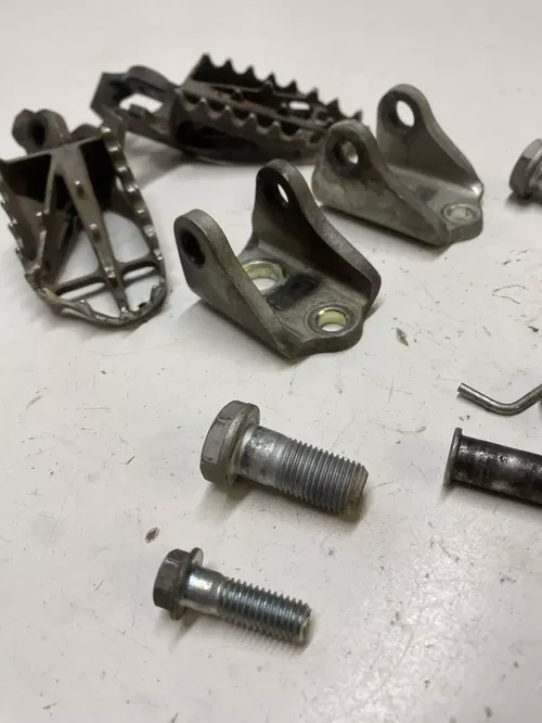 2003 03 Honda CR250 CR250R cr250r Foot Legs Peg L R Mounts Hardware DAMAGED