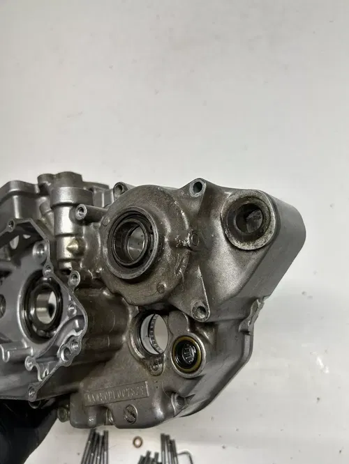 2006 06 Kawasaki Kx450f KX 450 F OEM NICE! LEFT Crankcase Case Cover Engine Bolt
