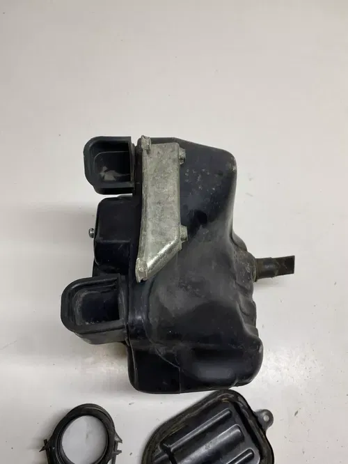 1983 83 SUZUKI SP500 sp 500 GOOD Airbox Air Box Lid Rubber Boot Breather Mounts