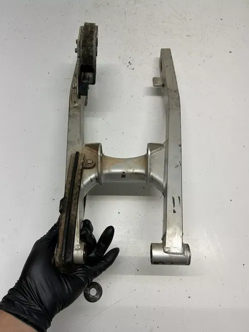 2005 05 SUZUKI DRZ125L Drz 125 L OEM Swingarm Swing Arm Guide Free Ship
