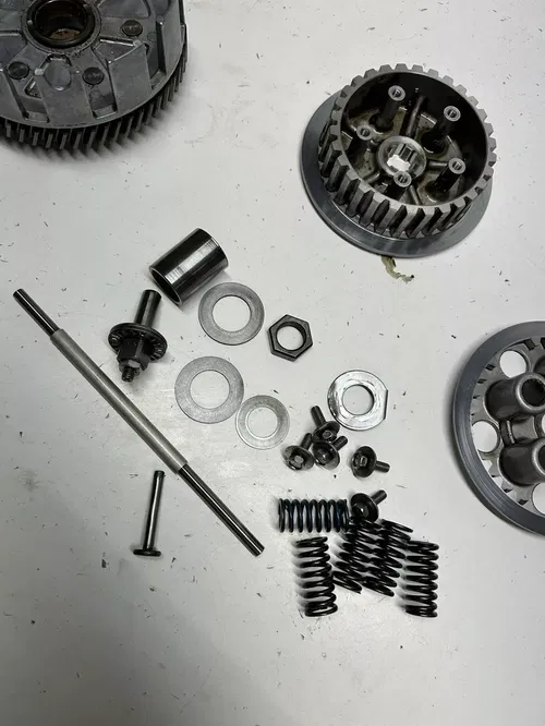 2005 05 SUZUKI DRZ125L Drz 125 L OEM Clutch Basket Assembly Plate Hardware Rod