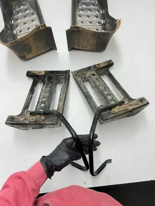 02 2002 Yamaha Breeze 125 YFA OEM GOOD Foot Pegs Wheel Wells L R Mount Bar