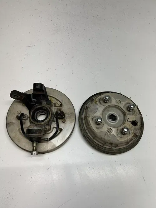 2002 02 Honda TRX500 FA2 4x4 Foreman Rubicon GOOD Left Hub Spindle Brake Plate