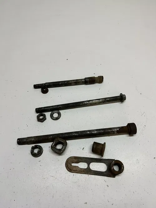1981 81 HONDA XL250S xl 250 s Front Rear Back Axle Shaft Guide Swing Arm DAMAGE