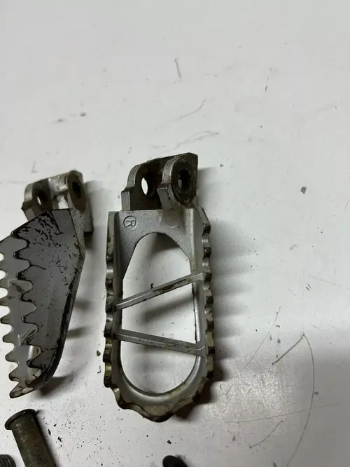 2002 02 kx100 KX 100 D footpegs foot peg left right spring pin free ship