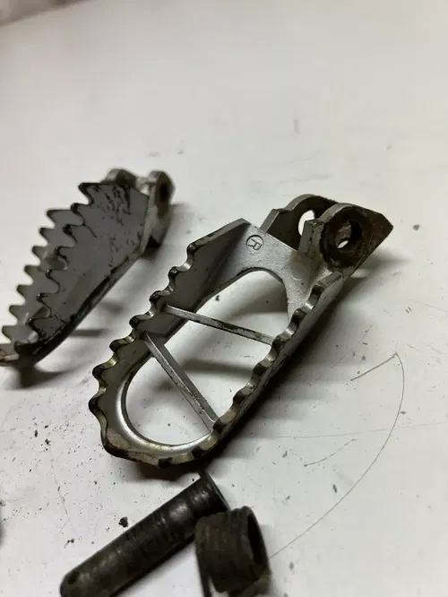 2002 02 kx100 KX 100 D footpegs foot peg left right spring pin free ship
