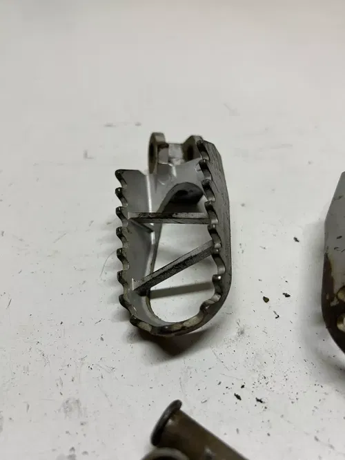 2002 02 kx100 KX 100 D footpegs foot peg left right spring pin free ship
