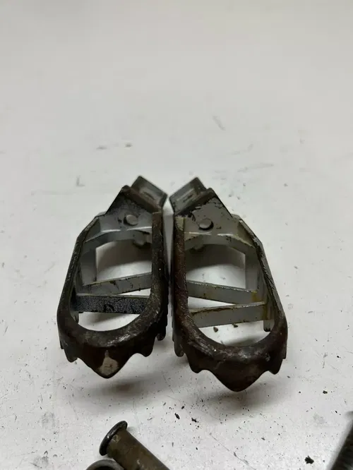 2002 02 kx100 KX 100 D footpegs foot peg left right spring pin free ship