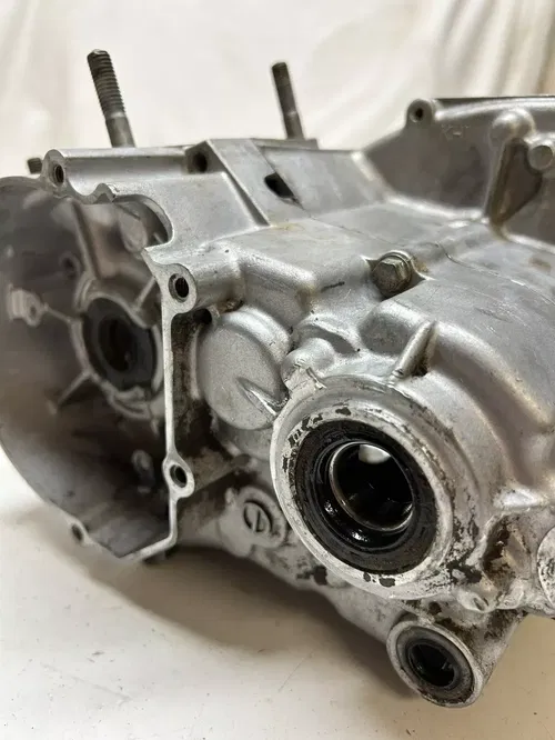 2002 02 kx100 KX 100 D engine motor case cases crankcase DAMAGE READ DESCRIPTION