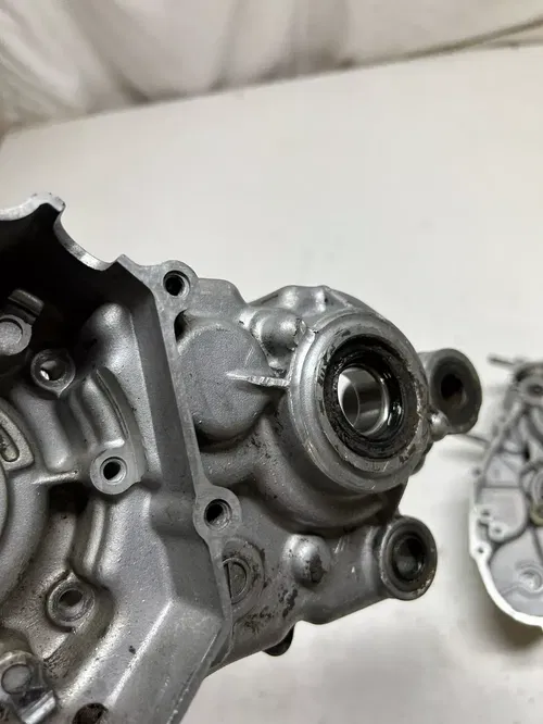 2002 02 kx100 KX 100 D engine motor case cases crankcase DAMAGE READ DESCRIPTION