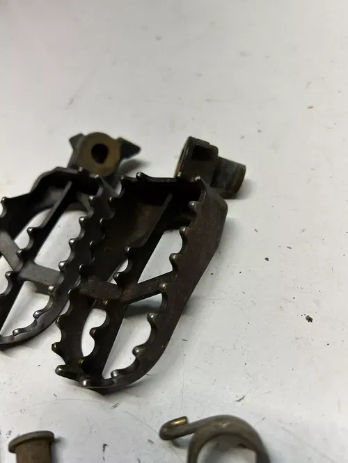 2002 02 Yamaha YZ85 yz85 Yz 85 OEM LOT Foot Peg Pegs Spring Pin
