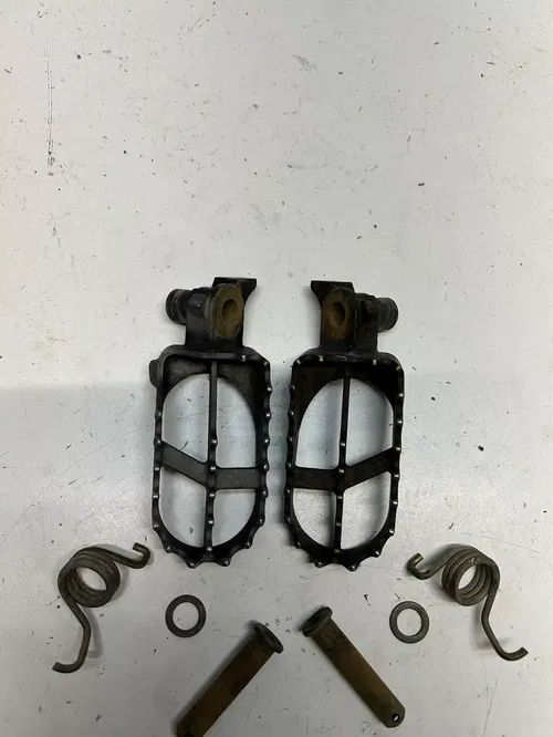 2002 02 Yamaha YZ85 yz85 Yz 85 OEM LOT Foot Peg Pegs Spring Pin
