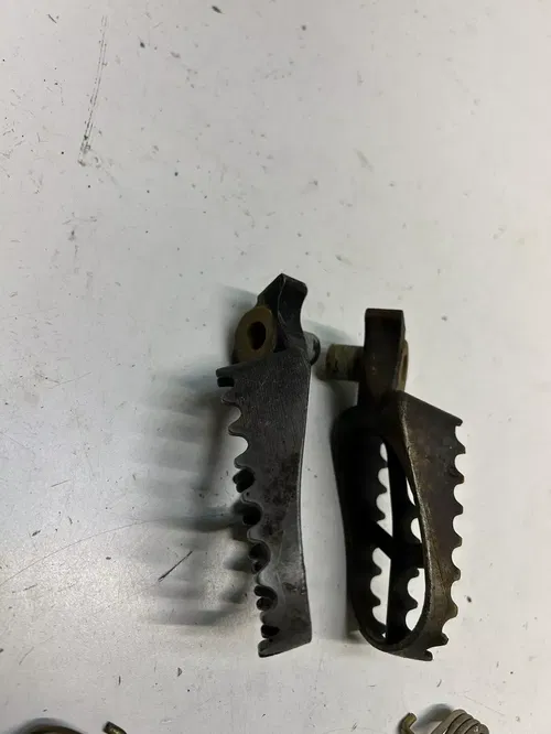 2002 02 Yamaha YZ85 yz85 Yz 85 OEM LOT Foot Peg Pegs Spring Pin