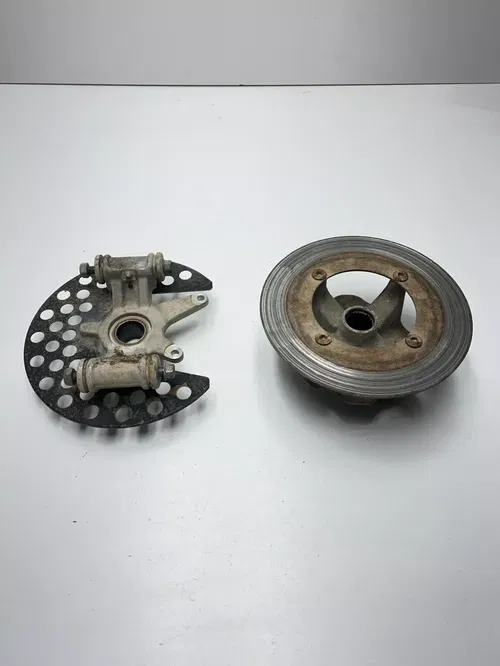 05 2005 Yamaha Kodiak 450 IRS 4x4 OEM Rear Left Knuckle Hub Mount Spindle Lug