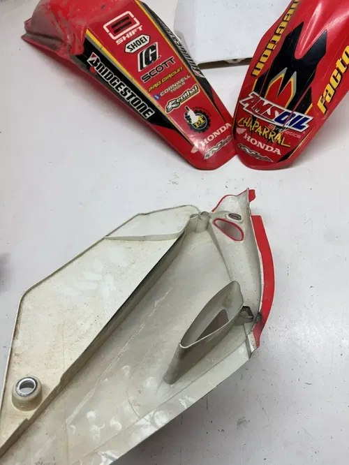 2004 04 HONDA CRF250R crf 250 r OEM plastics fenders shroud cover plastic red #2
