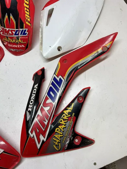 2004 04 HONDA CRF250R crf 250 r OEM plastics fenders shroud cover plastic red #2