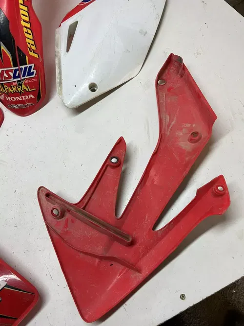 2004 04 HONDA CRF250R crf 250 r OEM plastics fenders shroud cover plastic red #2