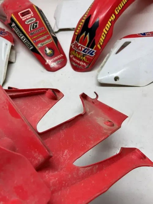 2004 04 HONDA CRF250R crf 250 r OEM plastics fenders shroud cover plastic red #2