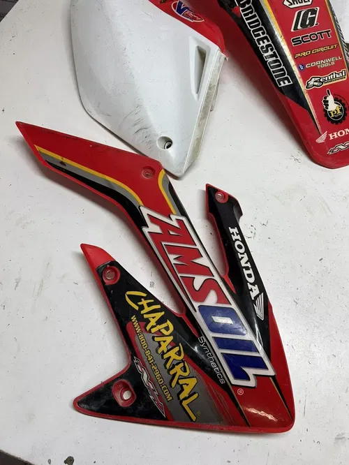 2004 04 HONDA CRF250R crf 250 r OEM plastics fenders shroud cover plastic red #2