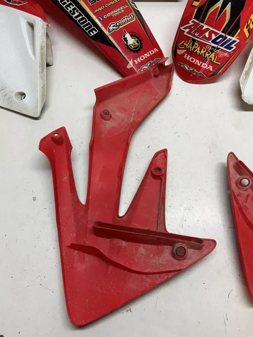 2004 04 HONDA CRF250R crf 250 r OEM plastics fenders shroud cover plastic red #2