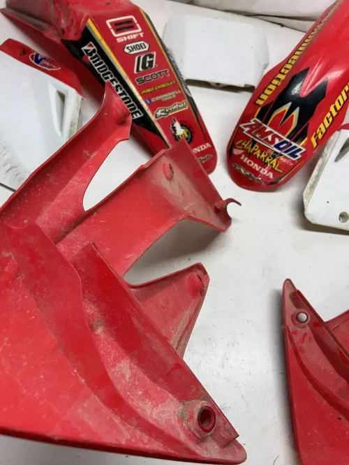 2004 04 HONDA CRF250R crf 250 r OEM plastics fenders shroud cover plastic red #2