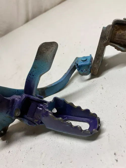 1993 93 Yamaha XT350B xt 350 Foot Peg L R Pegs Brake Pedal DAMAGE! PAINTED!
