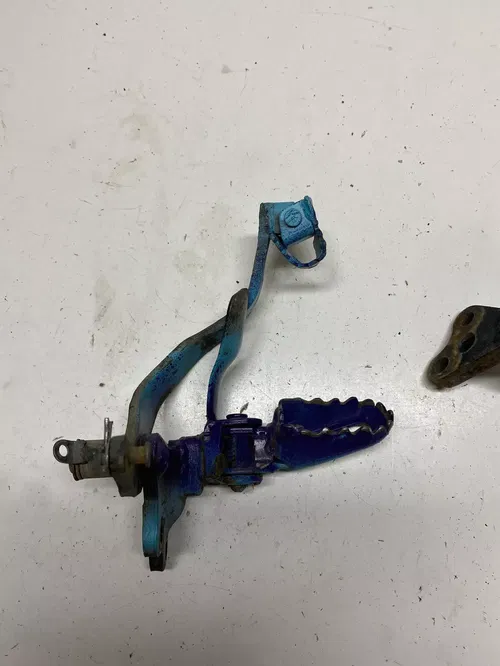 1993 93 Yamaha XT350B xt 350 Foot Peg L R Pegs Brake Pedal DAMAGE! PAINTED!