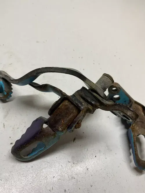 1993 93 Yamaha XT350B xt 350 Foot Peg L R Pegs Brake Pedal DAMAGE! PAINTED!