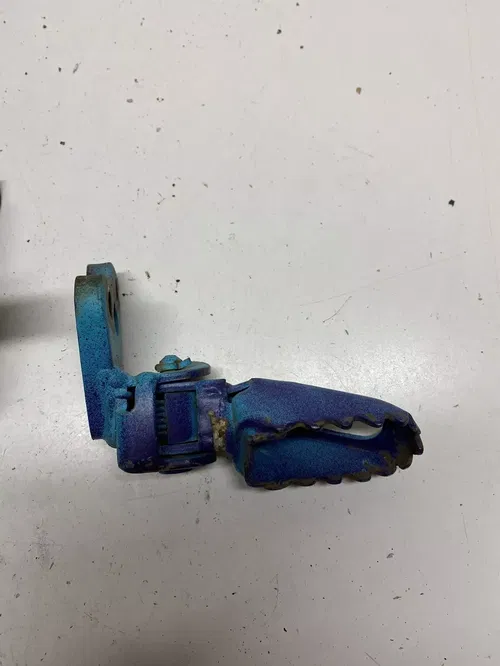 1993 93 Yamaha XT350B xt 350 Foot Peg L R Pegs Brake Pedal DAMAGE! PAINTED!