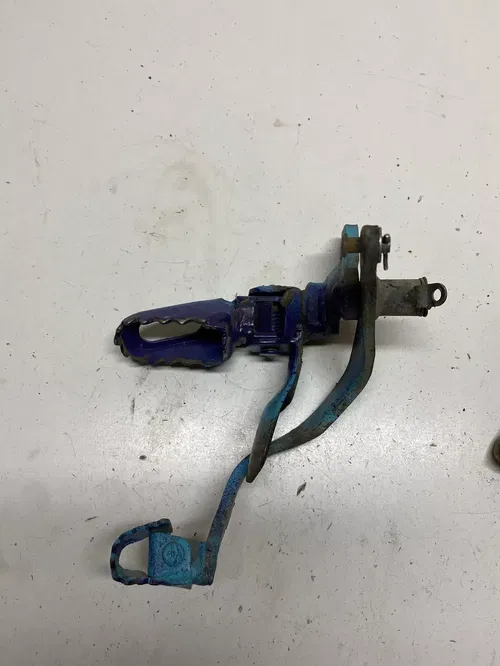 1993 93 Yamaha XT350B xt 350 Foot Peg L R Pegs Brake Pedal DAMAGE! PAINTED!